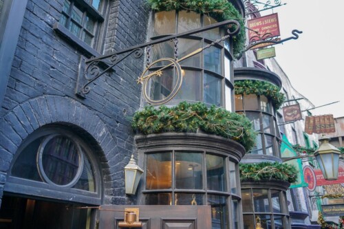 Ollivanders-Wand-Shop-Diagon-Alley-2021-1