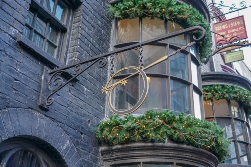 Ollivanders-Wand-Shop-Diagon-Alley-2021-5